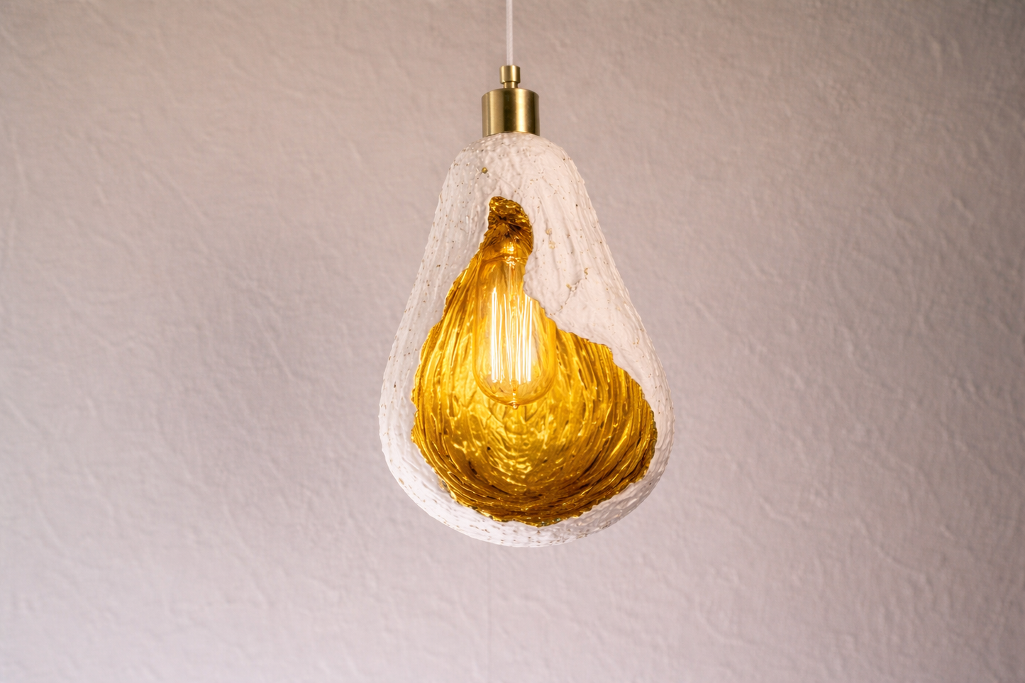 EMBER – Handgefertigte Hängelampe aus Naturmaterialien | Unikat mit goldener Innenfläche