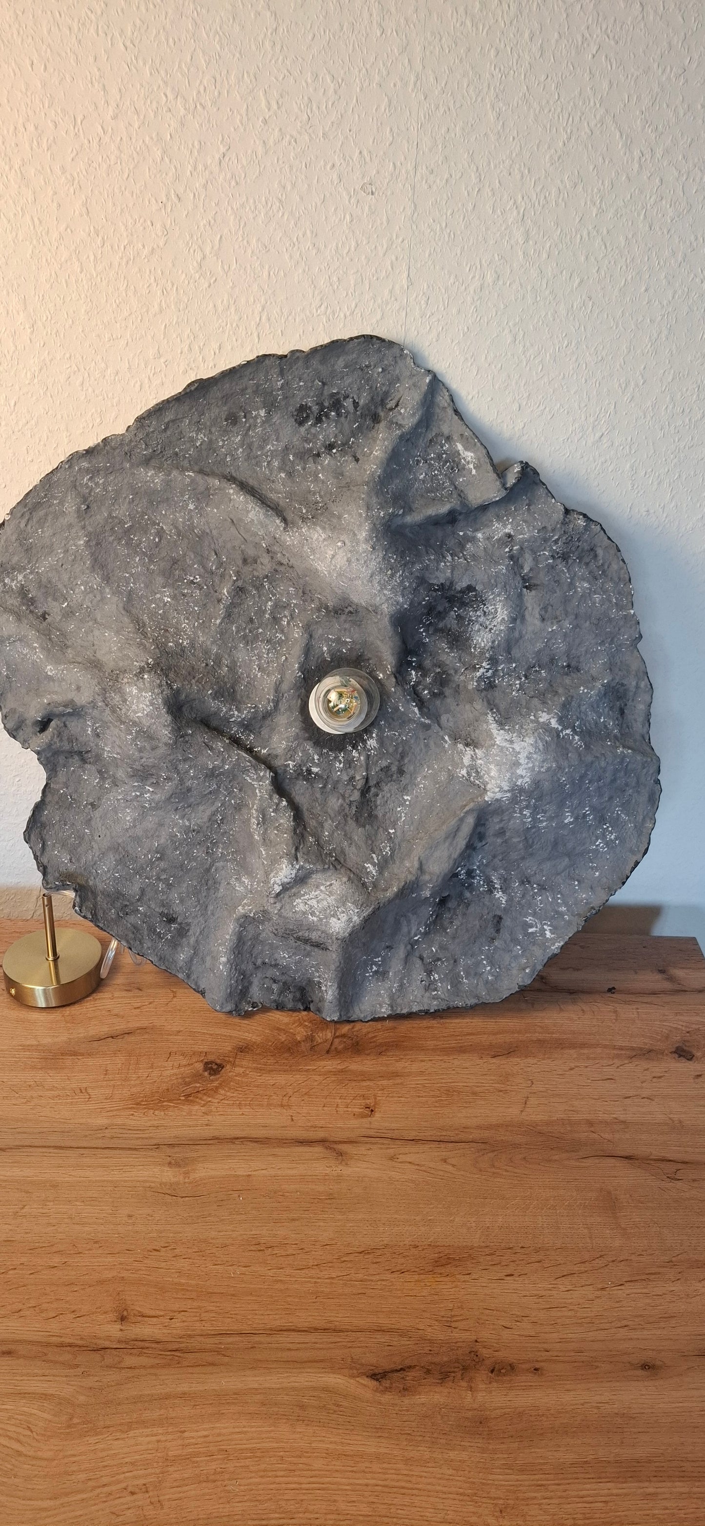 FLORA NOIR – Die Blume aus Stein
