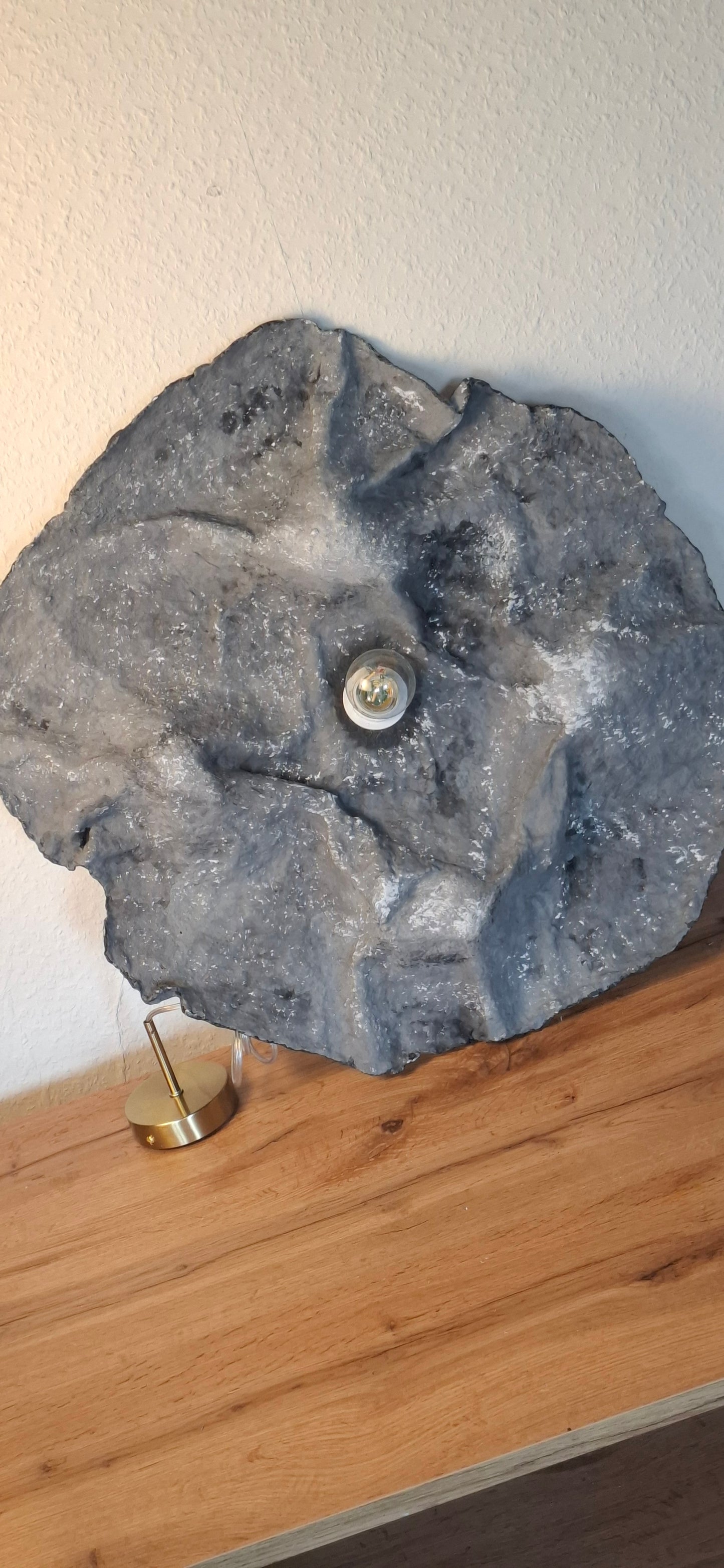 FLORA NOIR – Die Blume aus Stein